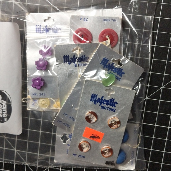 Massive vintage button bundle close to 5lbs - Picture 9 of 13